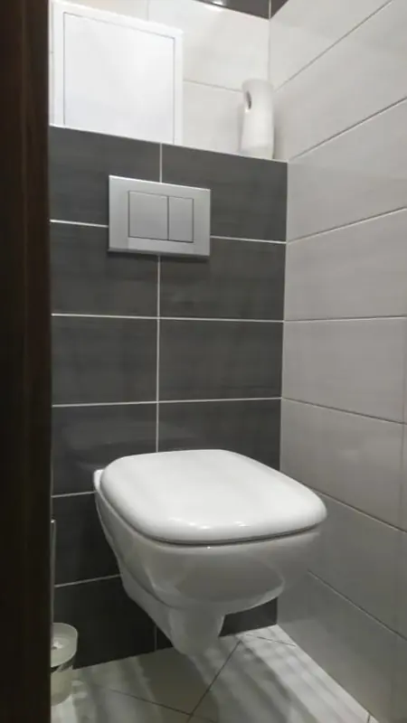 Závěsné WC proti tmavě šedému obkladu